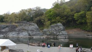 長瀞にて　岩畳を見学している写真　